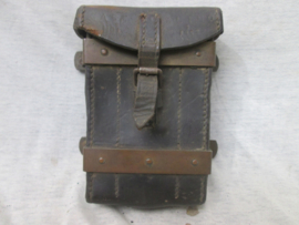 British army leather pouch for the clinometer of the 25 pounder canon nicely marked and dated 1942. Leren tasje Engels voor het 25 pounder kanon met de koperen beugels.