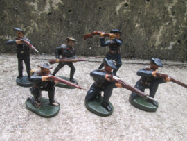 BELGIQUE 6 French soldiers chausseur Alpine. 6 Franse speelgoed soldaatje Alpine jagers met blauwe baret.