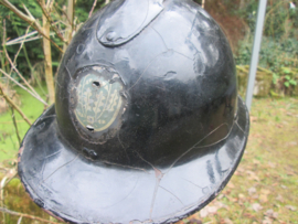 GERESERVEERD Belgium collaboration helmet of the Flemish Guards. Belgische helm met embleem van de Vlaamse Wacht, collaboratie. zat op een zwarte Rijkswacht helm Model 1934. zeer zeldzaam stuk. embleem zat ook wel op Nederlandse helmen.