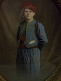 Photograph coloured Zouave soldier. Ingekleurde foto van een Zouaaf.
