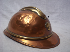 Trench art French helmet very rare. 17 by 12 cm.Loopgravenkunst Franse helm, zeer bijzonder dit soort specifiek gemaakte items, kepie, helm tank geweer enz. dit soort items worden veel gezocht je ziet ze ook al in kunstgallerijen.