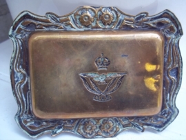 Brass ashtray with RAF badge. Koperen asbak met daarin gedrukt het embleem van de RAF, bijzonder item.