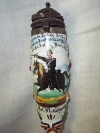 German pipe, bought by vetrans.Duitse reservisten pijp compleet met steel. 2e Batt. 1e Garde Feld Artillerie Regiment Berlijn 1904- 1907. met miniatuur artillerie pickelhaube, helaas zonder embleem, ook 1 wieltje is er weg bij het kanon dat verwerkt is in