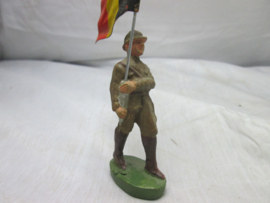 Belgium soldier with tin flag pre WW2, unmarked. Belgische soldaat met metalen vlag speelgoed van voor 1940 ongemerkt, goede staat