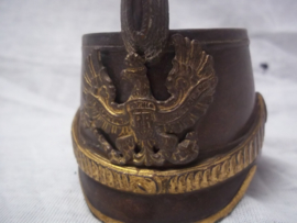 Bronzen miniatuur Schako, Pruisen, met los embleem en cocarde en vuurvergulde accenten, afmeting 8,5 cm bij 7 cm hoog. Leuk zeldzaam bronsje en gedetailleerd gemaakt TOP stuk.