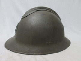 French helmet M-1926 with infantry badge. Franse helm Model 1926 infanterie. helm is WO2, met post war helmembleem, zeer nette helm in een goede staat.