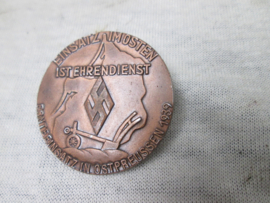 German tinnie, rally badge, Duitse tinnie H.J.- Hitler- Jugend - Reichsstudentenführung. Einsatz im Osten ist Ehrendienst - Ernteeinsatz in Ost Preussen 1939, met maker zeldzaam, rare item.