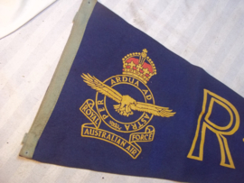 Pennant Royal Australian Air Force. R.A.A.F. Wimpel van vilt met opdruk oorlogs aanmaak 1945 als herinnering aan de R.A.A.F.