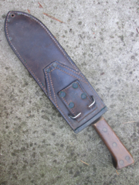 US WW2 USMC hospital corpsman bolo knife 1943 dated. Amerikaans kapmes USMC Marine Corps 1943 gedateerd in gemarkeerde schede leuk item.