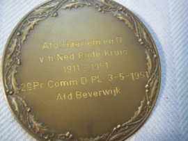 Nederlandse bronzen penning Rode Kruis Korps jaren 40-50. uitgereikt en op naam.