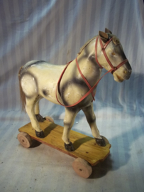 Toy horse  25 cm, papier mange. Speelgoed trekpaardje gemaakt van papier mange. geheel compleet zeer bijzonder