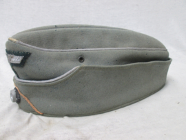 German officers side- cap, tailor made. Duitse officiers muts, met geborduurde adelaar. M-34 sidecap. heeft een beetje motschade en is in een gedragen staat, maar dat maakt deze muts ook wel heel karakteristiek.
