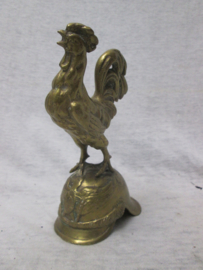 Bronse statue the French cock on a German pinhelmet (No pin). Bronzen beeld van een Duitse pickelhaube met daar bovenop de Franse haan, helaas is de pin van de helm weg. kon er los opgeschroefd worden, niet gesigneerd. hoog 15 cm.