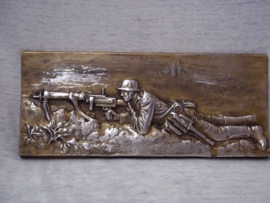 German metal wall plaque Machine gun compagnie. Duits metalen plaquette 27 bij 12 cm Duitse soldaat achter machinegeweer zilver kleurig. decoratief