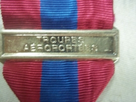 French medal in box with tab, Troupes Aeroportees, parachtist. Franse defense national medaille para`s