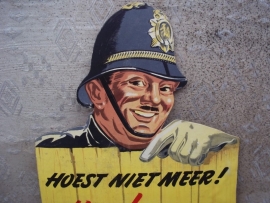 Advertisment billboard wit an image of a bobby. Kartonnen reclameplaat met afbeelding van Engelse politieagent