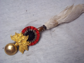 French shako badge officer. Frans shako model 1886 embleem officier, compleet met pluim. Vuurverguld.