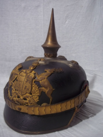 German officers spike helmet Würtemberg. war manufactering in case. Duitse pickelhaube officier deelstaat Würtemberg, oorlogsaanmaak, vuurverguld, grote maat met opbergkoffer. nooit aan gerommeld zo gevonden, TOP stuk.