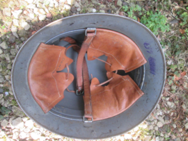 Swedish helmet M 21 (18). with liner double decal, front badge. Zweedse helm 1921 met decals en helm embleem.