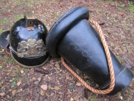 Leather fire department bucket. Leren brandweer blus emmer van de Amsterdamse brandweer met de typische 3 kruizen wapen van Amsterdam., zeldzaam en origineel stuk.