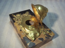 Inkwell French helmet on marble. Inktpotje, Vuurvergulde franse helm met vlag sabel en dergelijke op marmeren voet, gesigneerd TOP item.