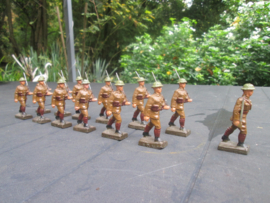 LINEOL British marching soldiers smaler size .13 Engelse marcherende soldaten goede staat kleiner model.