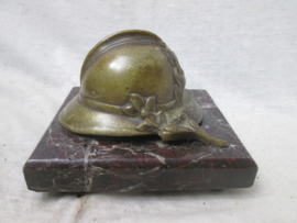 French miniature bronse helmet on marble base. Franse miniatuur helm van brons op marmeren voet.