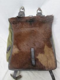 German backpack with fur. Duitse bontrugzak, voor aan het A frame of Y-riem.