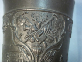 Tinnen beker, met militaire afbeeldingen van het Pruisische leger, leuk gemarkeerd met de maker. Pewter cup with military images.