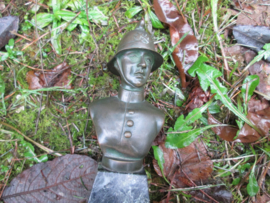 Bronse buste of a Belgium firefighter. Bronzen buste van een Belgische brandweerhelm op marmeren voet, 22 cm in totaal, zeer bijzonder stuk.