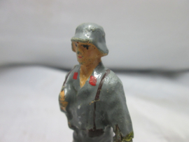 German toy luftwaffe soldier. Duitse speelgoed soldaatje in Luftwaffe uniform met rode kraagstukken. FLAK.