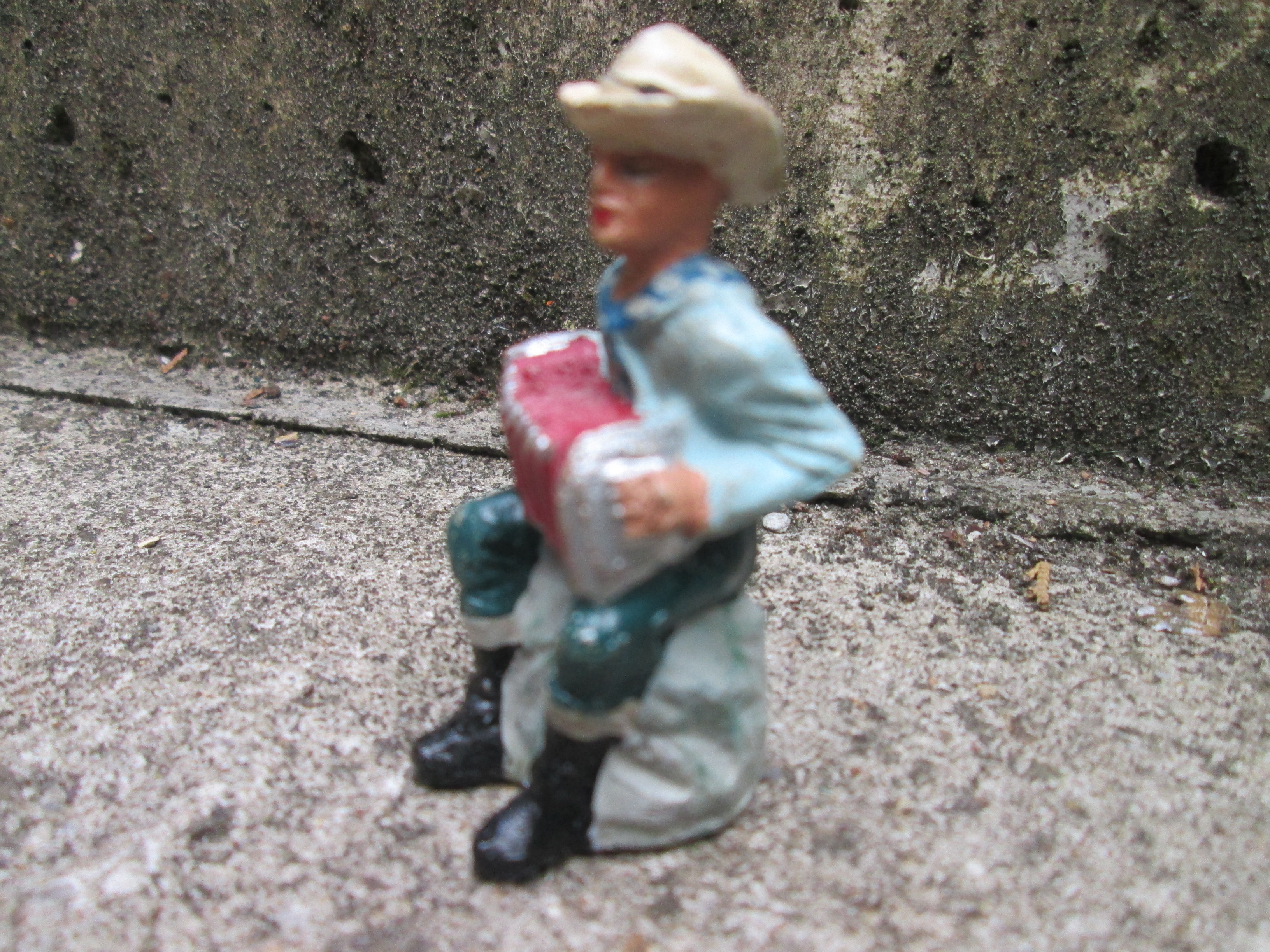 DURSO cowboy with music instrument Durso cowboy met harmonica trekzak.