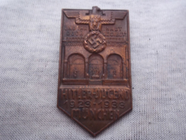 German tinnie, rally badge, Duitse tinnie Und ihr habt doch gesiegt. Hitler- Jugend 1923-1933 München. met maker Wittmann.