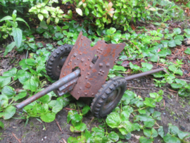 German tin toy, made by HAUSSER, a PAK gun used with elastolin toy soldiers. Blikken speelgoed kanon PAK, maker HAUSSER, werkend voor bij de elastolin soldaatjes. zeldzaam stuk.