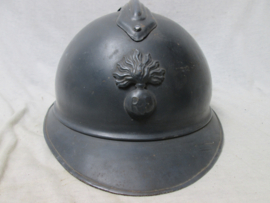 French helmet Casque Adrianne, M-1915 with infantry badge. Franse helm Model 1915 met infanterie embleem in een perfekte staat.