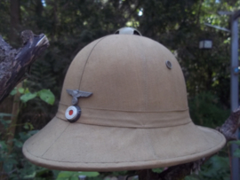 Italian pith helmet adopted  and used by the german army, KRIEGSMARINE. Italiaanse tropenhelm die ook gedragen werd door de Duitse Wehrmacht. Er waren vele aanpassingen, met wehrmacht emblemen of kriegsmarine adelaar.