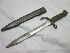Miniature bayonet very detailed. Miniatuur bajonet in schede, zeer natuurgetrouw gemaakt. lijkt net een echte, zeer hoge kwaliteit en oog voor detail, aparte miniatuur.