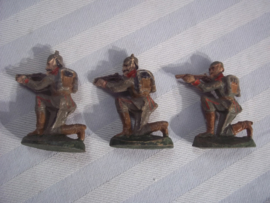 3 speelgoed soldaten leuk relief. oud speelgoed 1890-1900 merkloos gebruikssporen