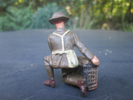 ELASTOLIN British soldier signal corps with pigeons. Engelse soldaat met duiven kooi. leuke staat.