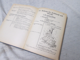 Duits handboek soldaat linnen kaft. Das Kommandobuch - Die Schützenkompanie - juni 1940 - instructieboek met afbeeldingen.