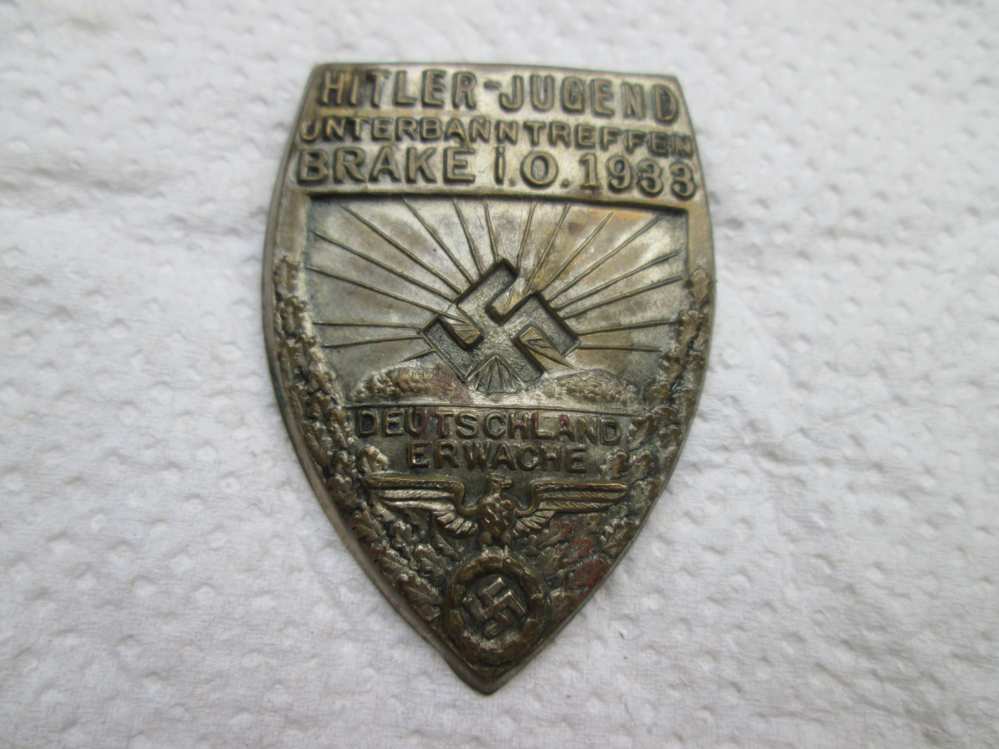 German tinnie, Rally badge, Duitse tinnie H.J.- S.A. Hitler-Jugend Unterbanntreffen Brake i.o. 1933. Deutschland Erwache. very extreme rare HJ badge. zeldzame tinnie HJ en Sturm-abteilung.