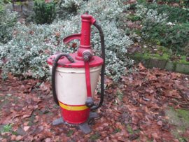 SHELL oil pump. Shell olie vat pomp wat je handmatig op kom pompen, mooi gemarkeerd decoratief stuk.