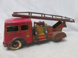 Tin toy fire- truck of the French Fire brigade, (PARIS) not working. Blikken brandweerauto  made in France met op de deur het embleem van de Parijse Brandweer. niet werkend. jaren 40.