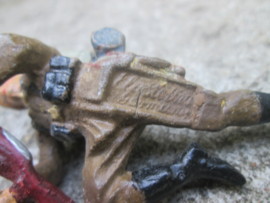 ELASTOLIN Belgium soldier crawling. Belgische soldaat kruipt met volle bepakking, leuk object. mooi model.