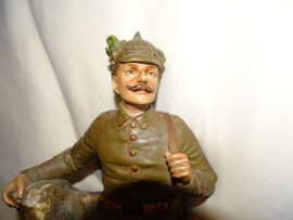 Statue Austrian soldier, Beeld Oostenrijkse soldaat biscuit perfekte staat gesigneerd, ZELDZAAM, mooi gesigneerd,er zijn ook andere afbeeldingen bekend, maar de soldaat met pickelhaube is toch wel zeer aantrekkelijk.