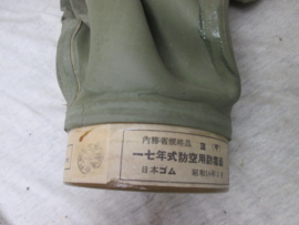 Japanese gasmask civil defence in his original bag, container. Japans gasmasker van de Japanse luchtbescherming. in houder. filter nog met compleet etiket.