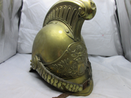French brass fire department helmet 1872, used condition. Franse brandweerhelm 3e Republiek type 1855 gemodificeerd in 1872. Srs. Pompiers de Murs, zeer nette helm ondanks de leeftijd.