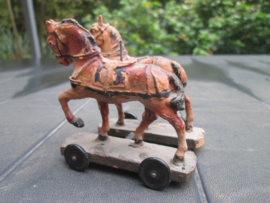 2 boeren paarden die een kar moeten trekken.