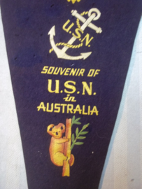 Pennant Souvenir of USN in Australia, war period. Wimpel welke gekocht kon worden als aandenken van de United State Navy in Australie uit 1945.