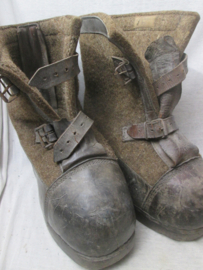 German felt and leather over boots, Duitse Wachstiefel. van vilt met een houten zool, Oostfront item zeer apart.